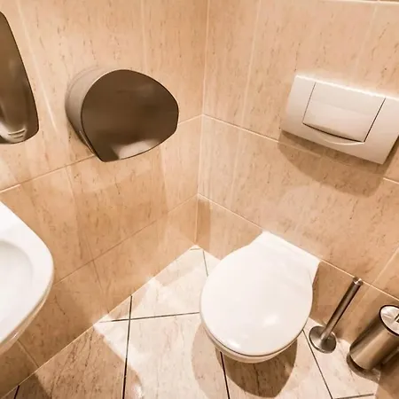 Located, 150 M2 5 Bedrooms Apt.,