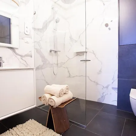 Real Deluxe Next To Danube Apartment