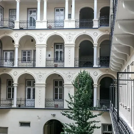 Your Gorgeous And Spacious Dream Free Parking Apartment *
