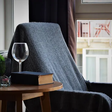 Cosy In Downtown With Free Garage Parking Apartment