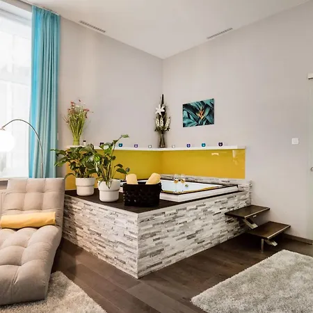 Downtown Luxury Jacuzzi *