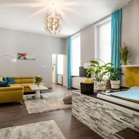 Downtown Luxury Jacuzzi Apartment