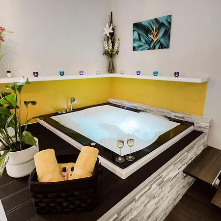 Downtown Luxury Jacuzzi *