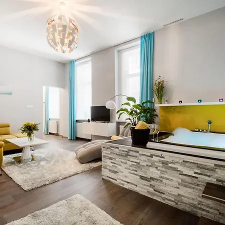 Downtown Luxury Jacuzzi Apartment *