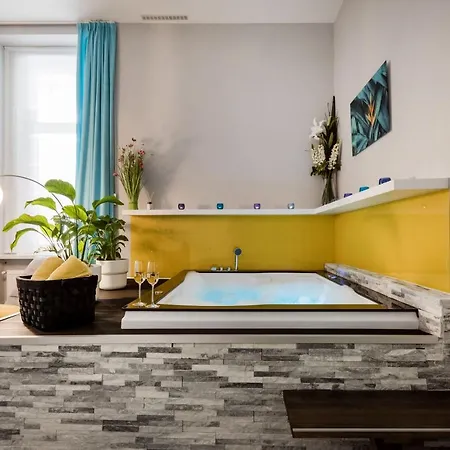 Downtown Luxury Jacuzzi Apartment