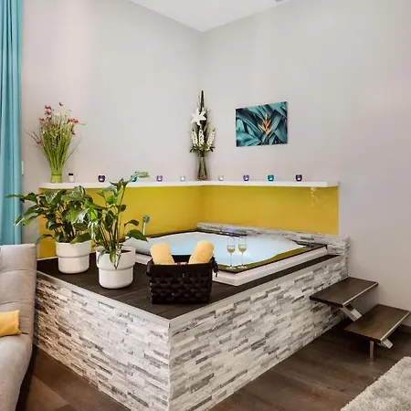 Downtown Luxury Jacuzzi Apartment *