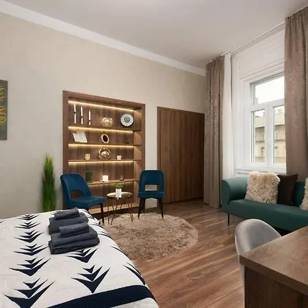Contemporary Hidden Gem Art-deco Apartmán