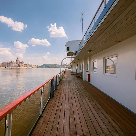 Grand Jules - Boat Botel