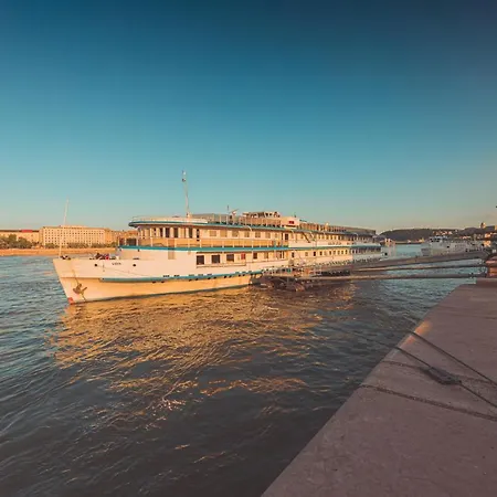 Grand Jules - Boat Botel 3*