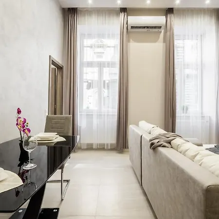 Nirvana Suite,3 Bedrooms, 2 Bathrooms, Acs * Boedapest