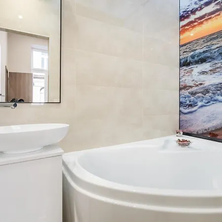 Appartement Nirvana Suite,3 Bedrooms, 2 Bathrooms, Acs *