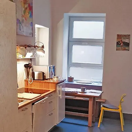 Stylish Art - Wifi & Great Location Apartment
