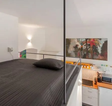 Stylish Art - Wifi & Great Location Apartment *