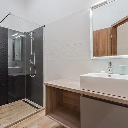 아파트 3 Bedrooms Bright Flat In The Heart Of The -free Parking Need Reservation *