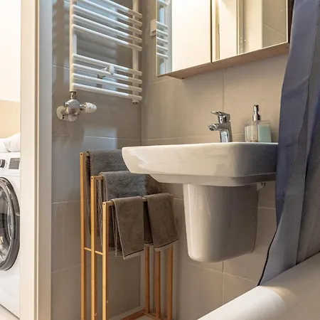 Dob36 With Free Private Parking And Balcony Apartment *