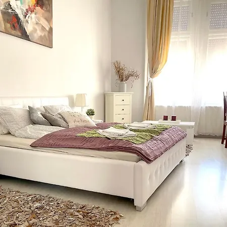 Elegant 125m2 In Center Of בודפשט