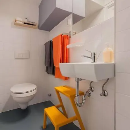 Modern Stylish 2 Bedroom Apartment *