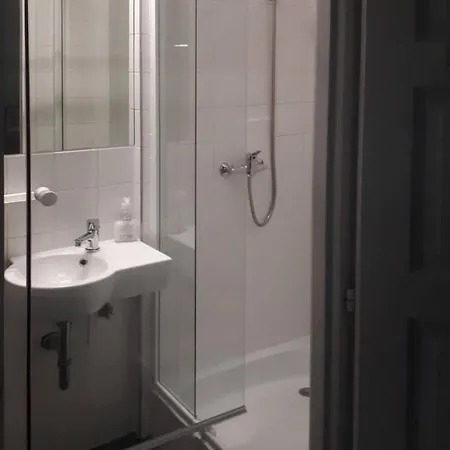 Modern Stylish 2 Bedroom *