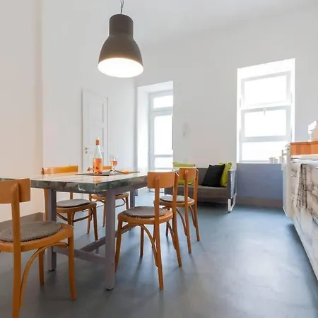 Modern Stylish 2 Bedroom *