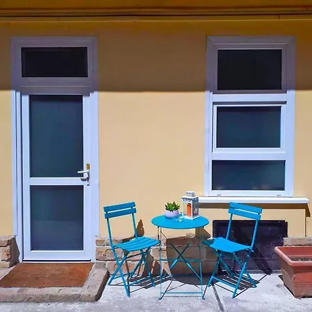 Modern Stylish 2 Bedroom Apartment *