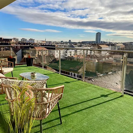 Downtown Penthouse Apartment *