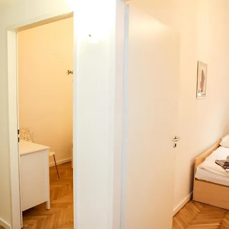 Modern 3br Free Parking Prime Location Apartment *
