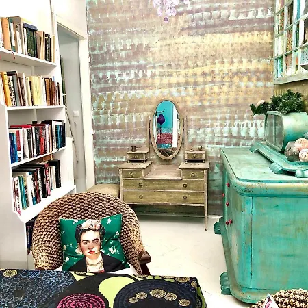 Arty Studio Flat At City Center