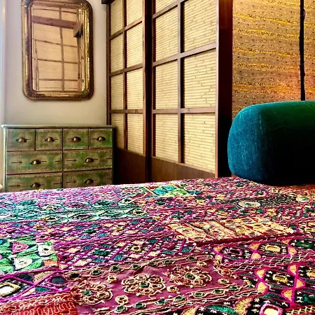 Arty Studio Flat At City Center Apartment