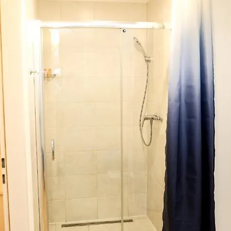 Apartment Modern 3br Free Parking Prime Location *