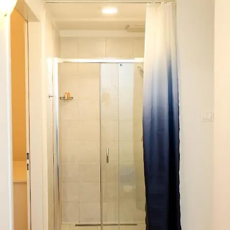 Modern 3br Free Parking Prime Location Apartment *
