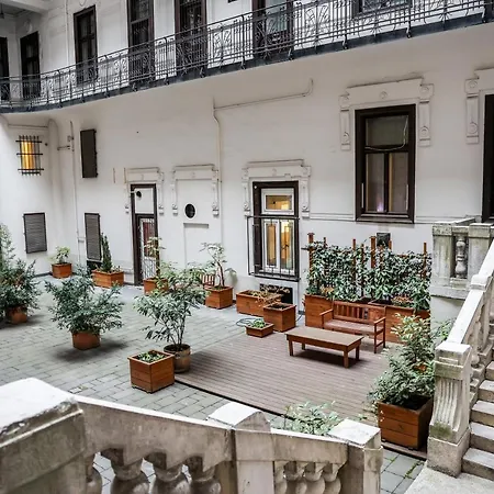 Modern 3br Free Parking Prime Location Apartment