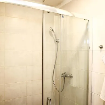 Apartment Modern 3br Free Parking Prime Location *