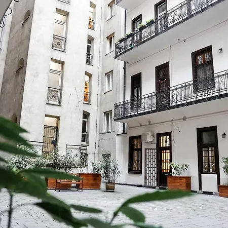 Apartment Modern 3br Free Parking Prime Location *