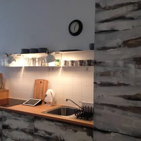 Modern Stylish 2 Bedroom Apartment *
