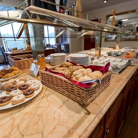 Botel Onriver Hotels - Ms Cezanne Budapest