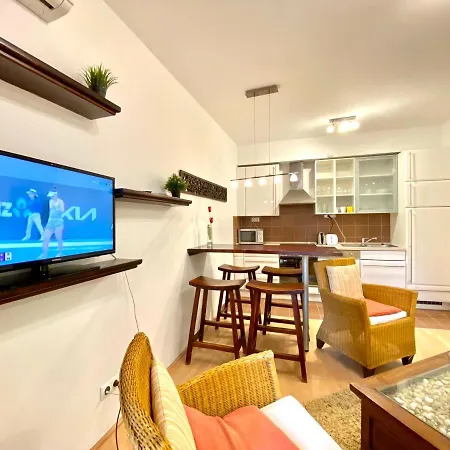 Downtown Vibe-kiraly I Apts W Private Balcony Apartment *