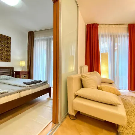 Apartment Downtown Vibe-kiraly I Apts W Private Balcony