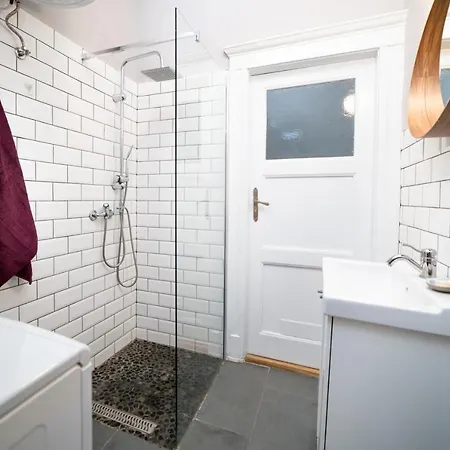 Cozy In Near Gellert Hill Apartment