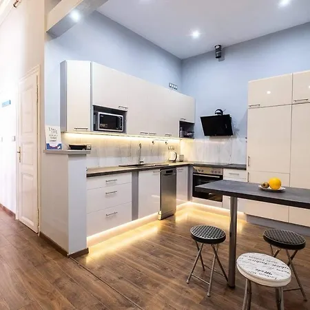 V6 By Small Apartment *