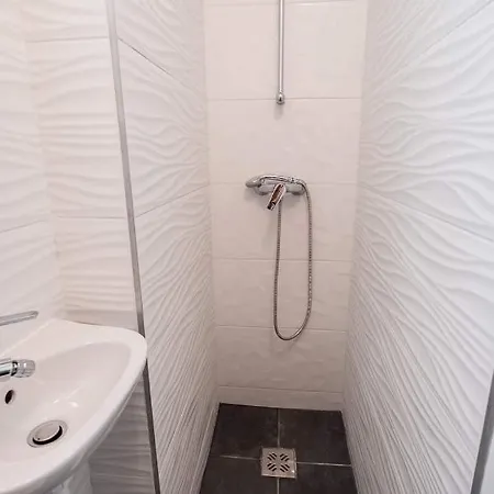 V6 By Small Apartment *