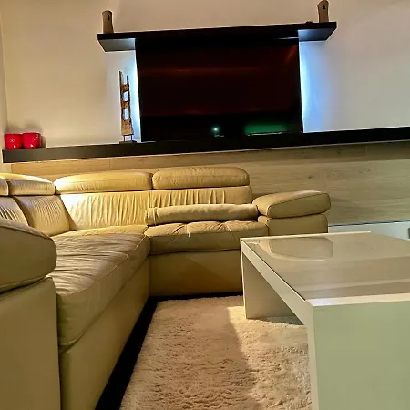 Small Lonyay Apartment *