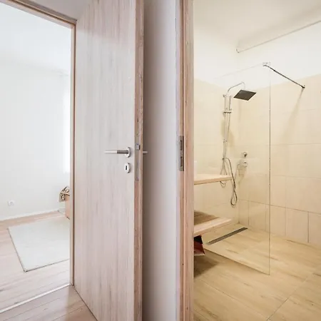 Bpr Japandi Design With A/c Lägenhet Budapest