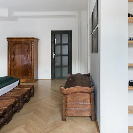 Smart, Stylish In The Heart Of Apartment *