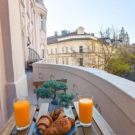 Prime Downtown Budapest Luxury Condo, Private Spa, Home Cinema, Patio Apartment *
