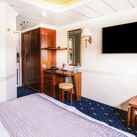 Onriver Hotels - Ms Cezanne