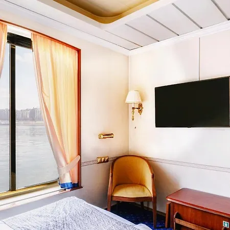 Onriver Hotels - Ms Cezanne Botel 4*