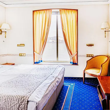 Onriver Hotels - Ms Cezanne
