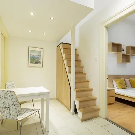 A4-6 Aulich Apartment *
