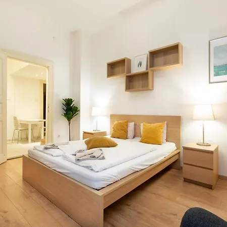 A4-6 Aulich Apartment