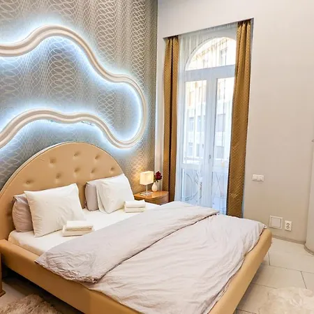 Prime Downtown Budapest Luxury Condo, Private Spa, Home Cinema, Patio Budapest